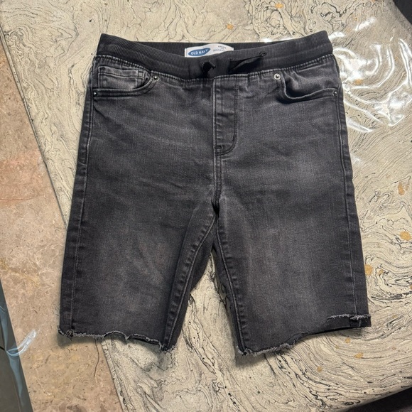 Old navy boys black denim jean shorts
Size large 10-12
In great condition - Picture 3 of 6